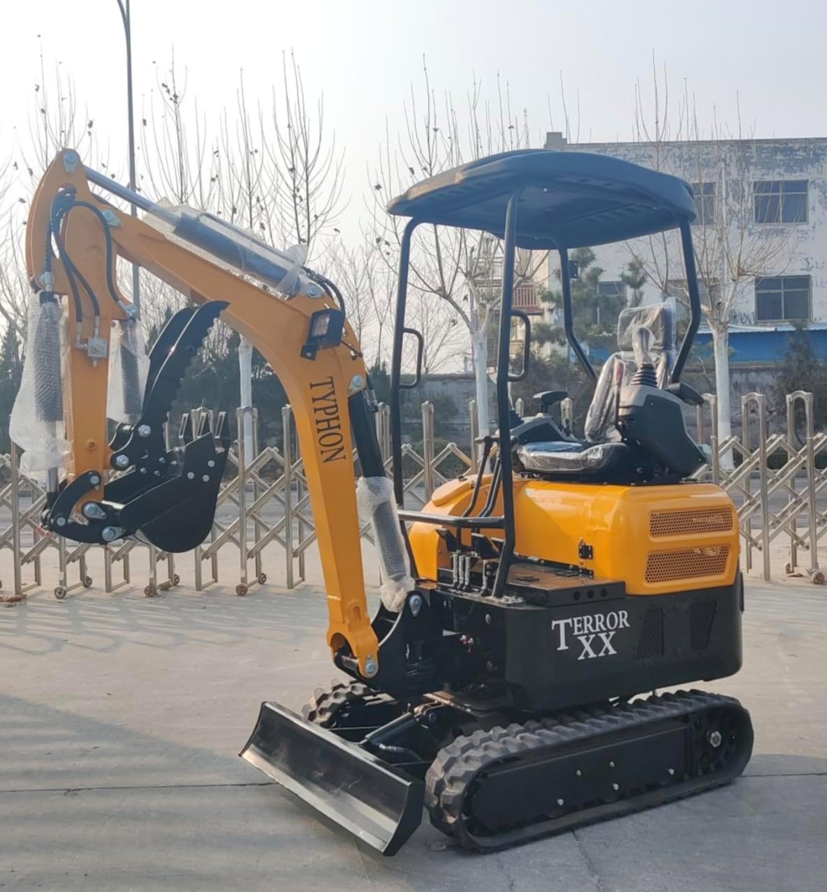 4,000 lb TYPHON Terror XX Mini Excavator Rubber Track with Kubota D902 Diesel Engine