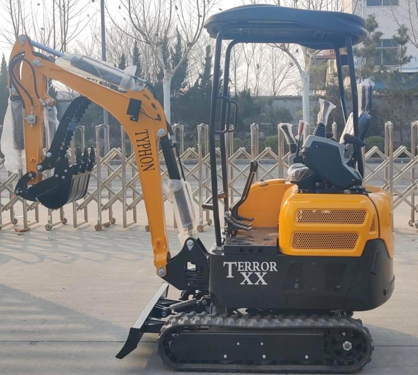 4,000 lb TYPHON Terror XX Mini Excavator Rubber Track with Kubota D902 Diesel Engine
